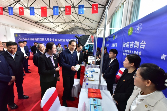 图为招聘会现场